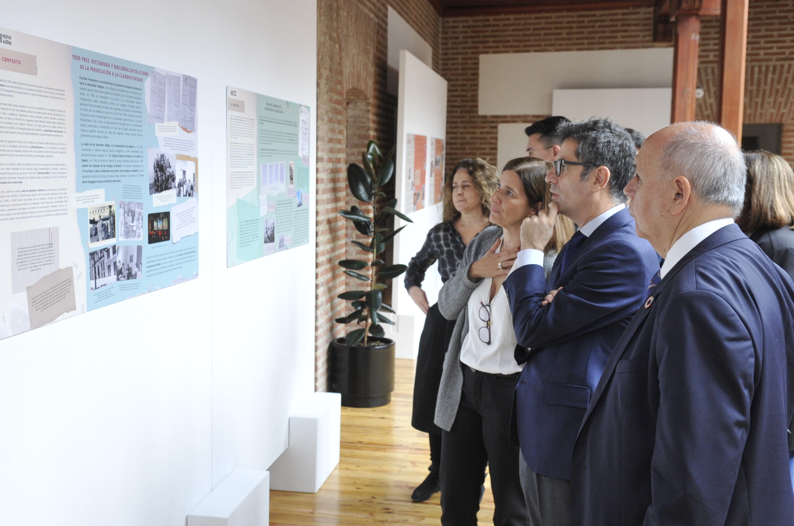 Ni Nueva Ni Ajena - Felix Bolaños. Ines Mazarrasa, Carlos Daniel Casares y otros viendo la muestra sobre la diversidad religiosa en España