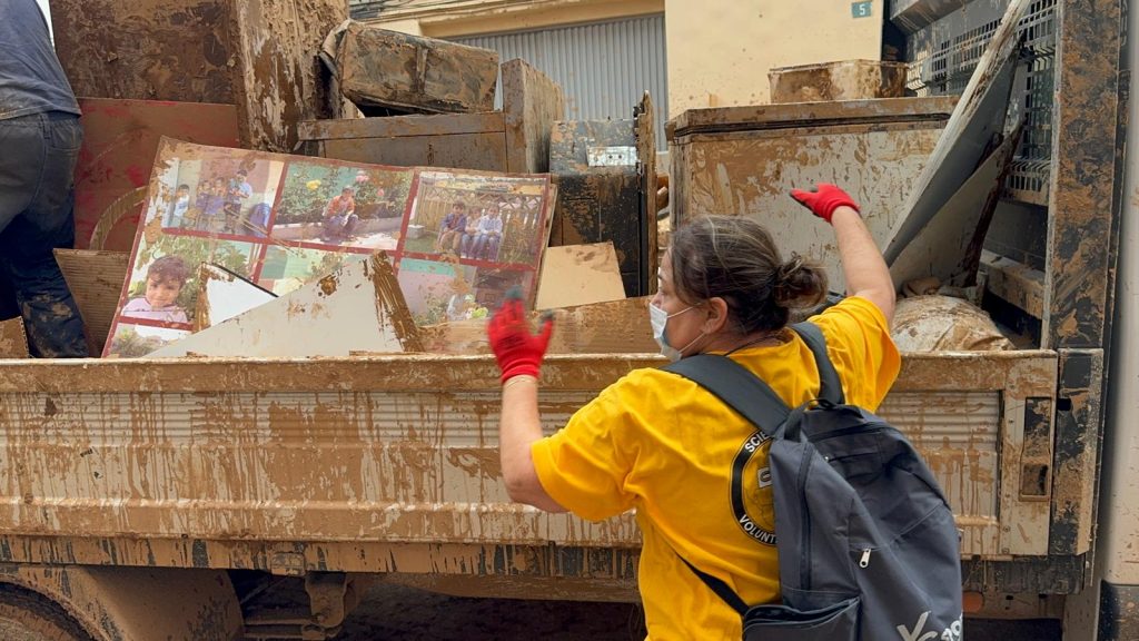 La DANA azota Valencia y los ministros voluntarios de Scientology ayudan con dedicación