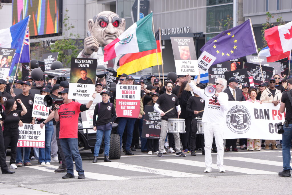 La Convención de la Psiquiatria americana (APA) enfrenta acusaciones de violaciones de derechos y crímenes globales